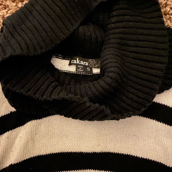 Short sleeve sweater size small - Picture 2 of 2